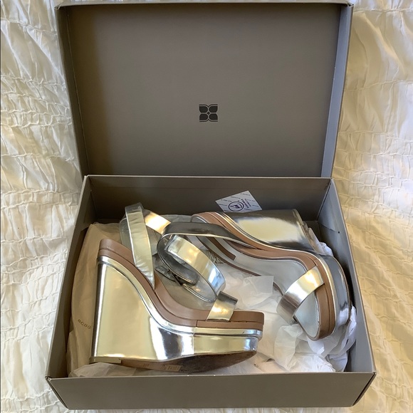 BCBG Silver Wedges - Picture 6 of 8
